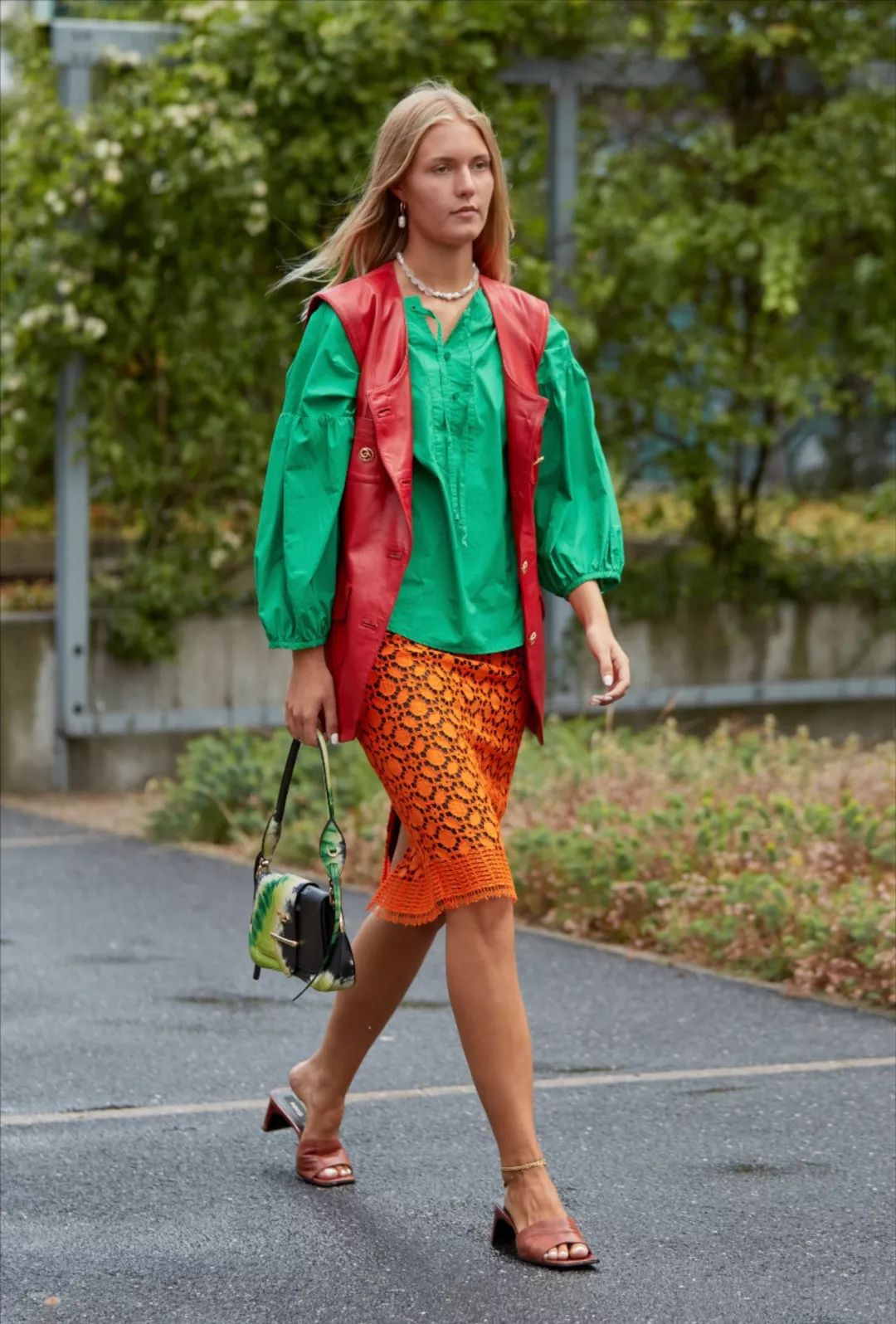 钟楚曦新中式穿搭同款,高级脸的钟楚曦独爱港风式穿搭