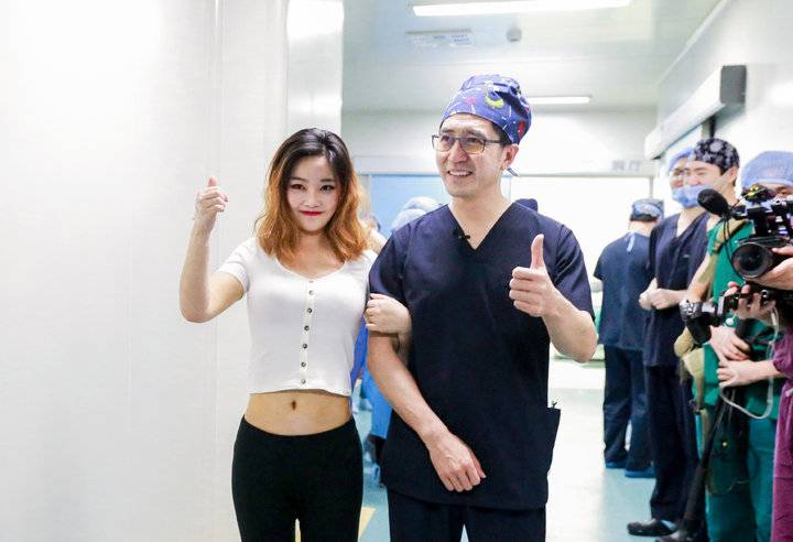 假体丰胸包膜挛缩怎么解决,假体丰胸出现包膜挛缩有什么反应