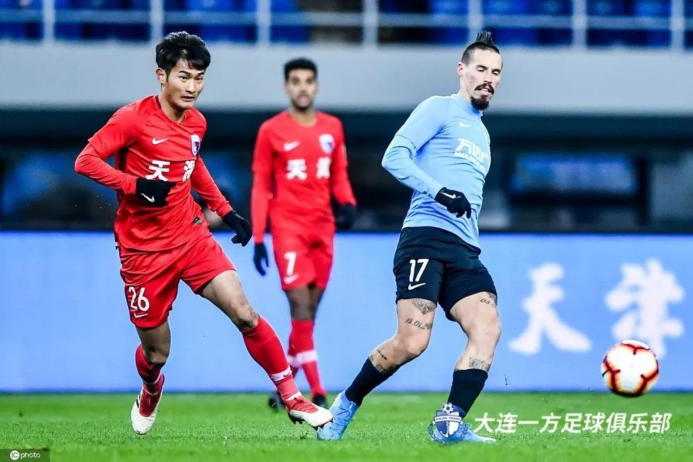 「蓝·战报」小将周潇攻入个人中超首球大连一方客场1-5天津天海
