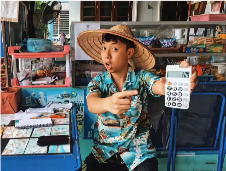 这张图非常火，网友留言说：这个星星就不知道把板凳往前挪一挪吗