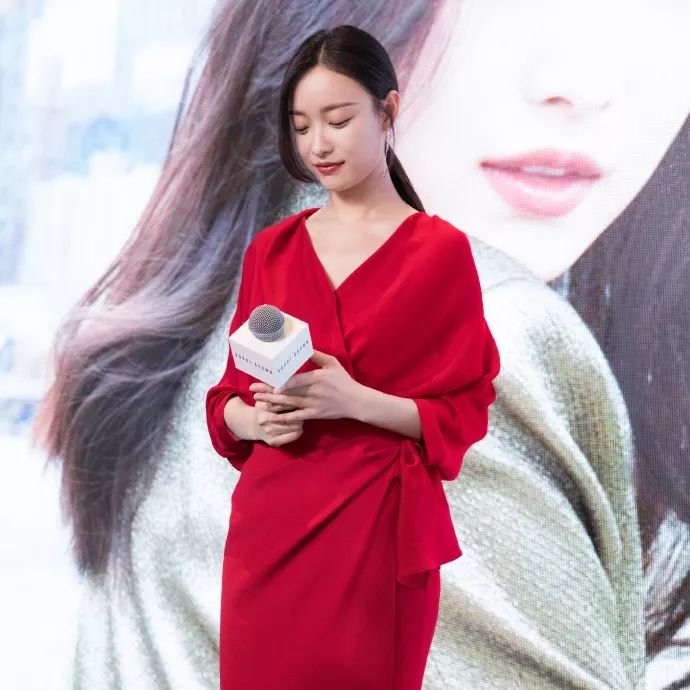 低胸≠暴露！或许你与性感女神只差一件V领的距离