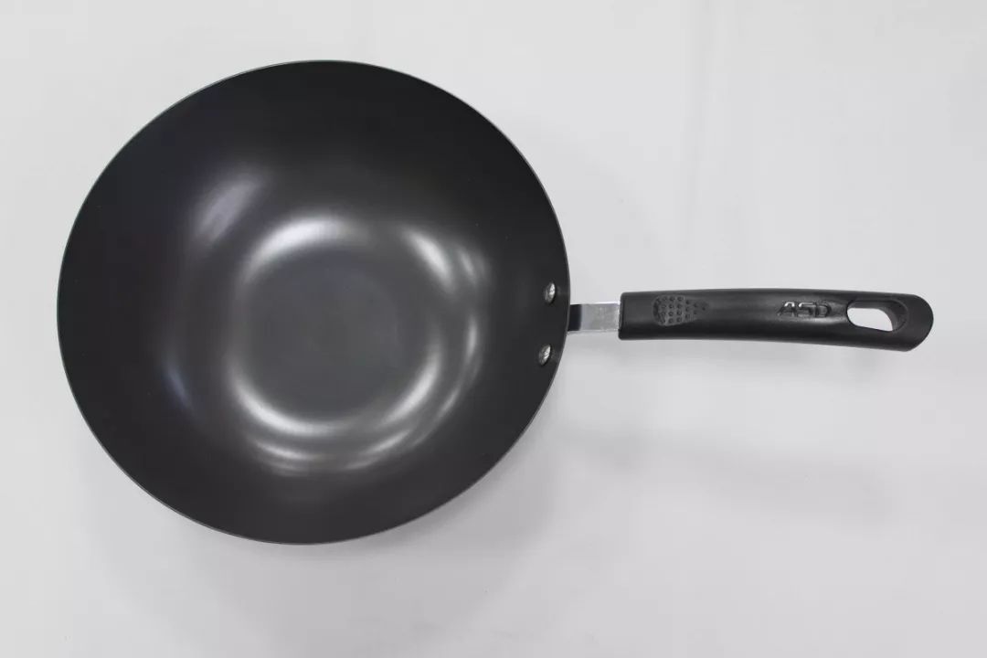 爱仕达与炊大皇的铁锅哪个比较好,炊大皇和爱仕达无涂层铁锅