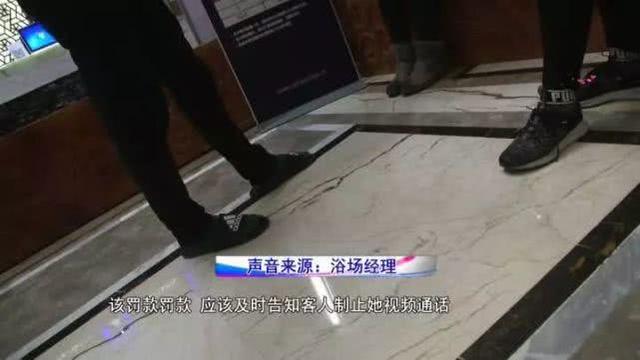 更衣室里有人与男子视频，身边女子一丝不挂全被拍