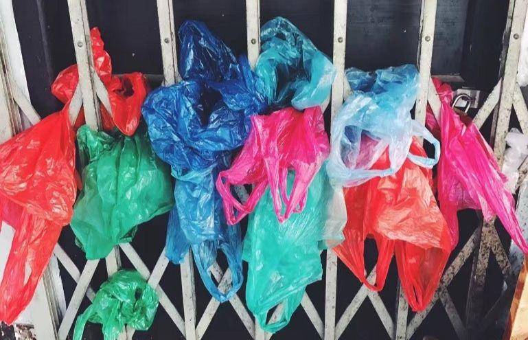 这张图非常火，很多网友留言说：这个星星就不知道把板凳往前挪一挪吗？