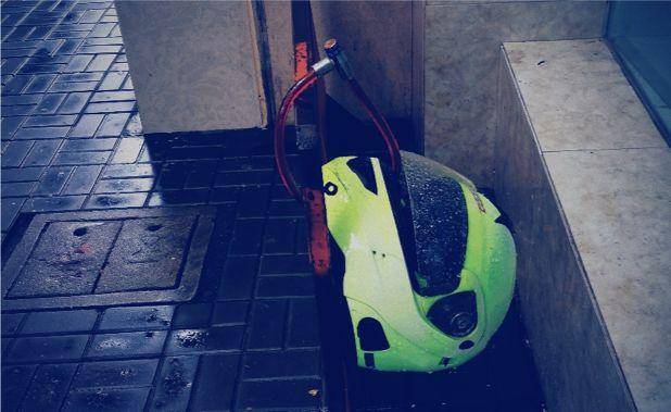 这张图非常火，很多网友留言说：这个星星就不知道把板凳往前挪一挪吗？