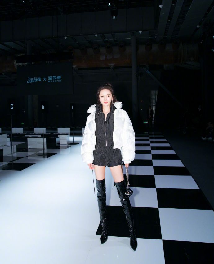 李宇春最新短款羽绒服,李宇春同款羽绒服长款