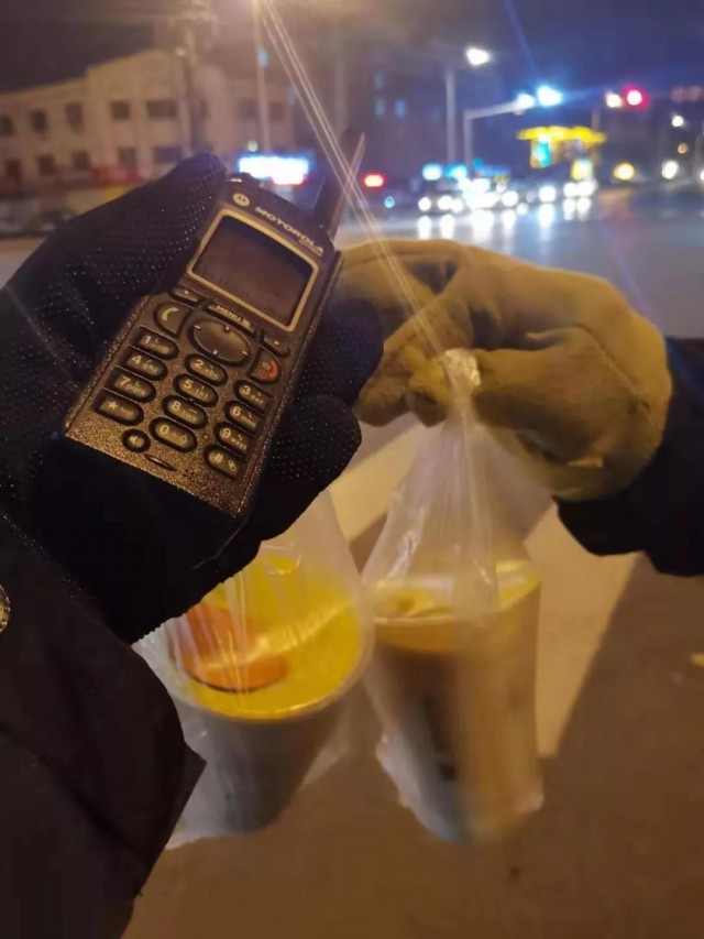寒冷冬天好心人为警察送奶茶,送给交警叔叔的爱心礼物