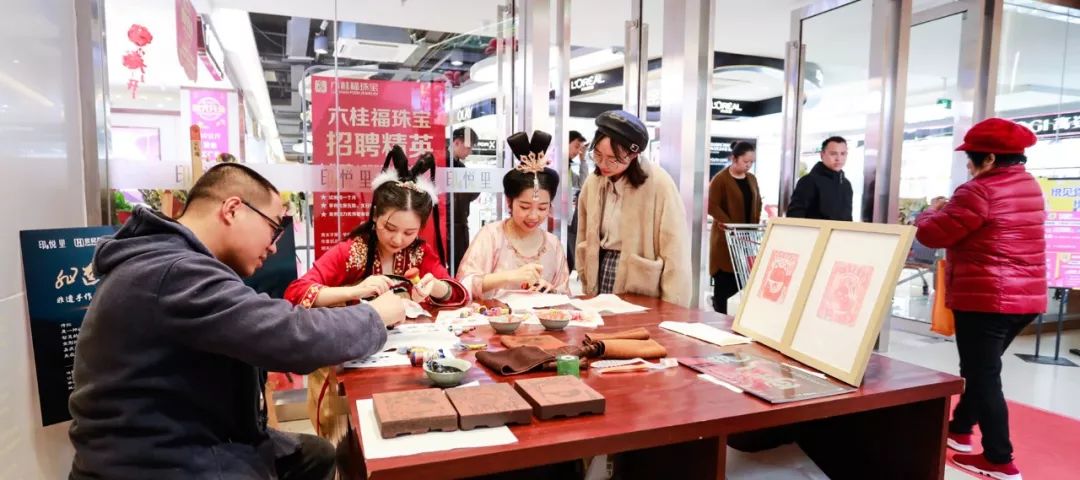 地铁站直通购物中心,地铁直达的购物广场