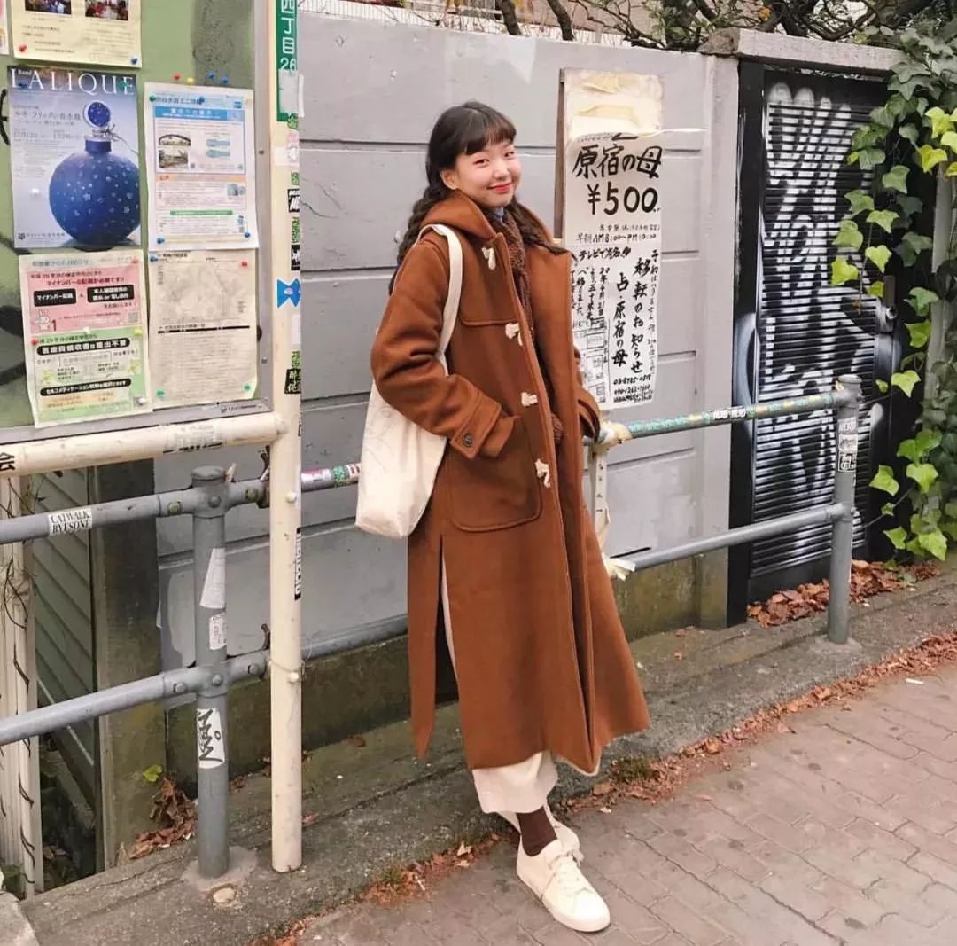 长款牛角扣大衣怎么搭配好看,冬季牛角扣大衣怎么搭配