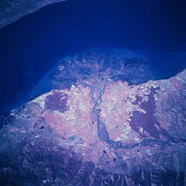 西伯利亚明珠贝加尔湖,贝加尔湖在西伯利亚吗