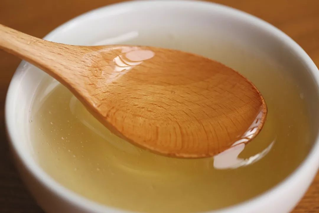 向大学蜂蜜研究所定制了一罐枇杷冬蜜，甜甜润润杏仁香