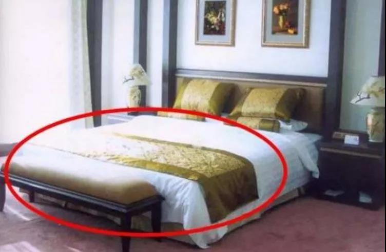 酒店里床尾那个布是什么啊,酒店床尾放块布是什么意思