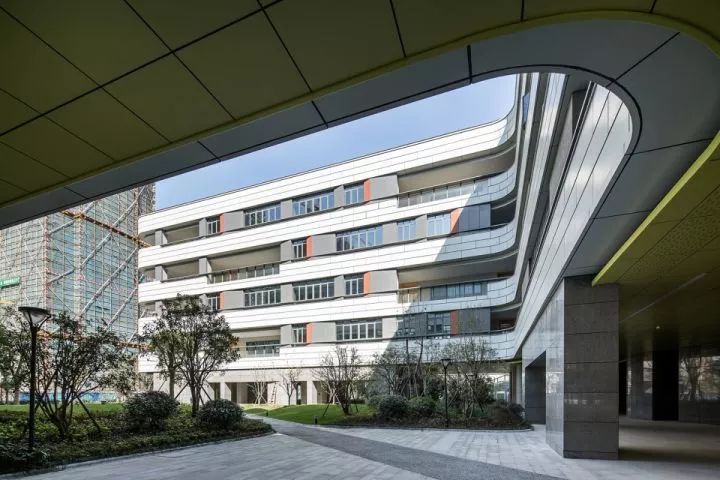 拒绝“千校一律”,浙大教院附中完成漂浮立体校园