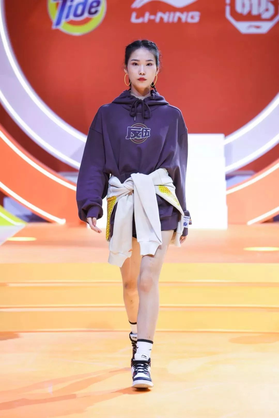 球鞋放薯条？皮卡丘变成碳？?洗衣液走秀了！这个世界太玄幻