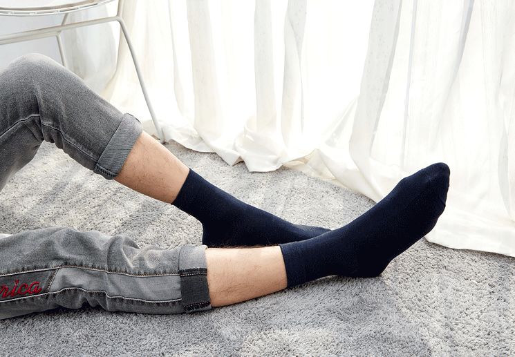 日本人吃饭都不穿鞋，熏死人了！这双耗时3年的黑科技银离子袜，美白润肤自发热，穿7天都不臭脚