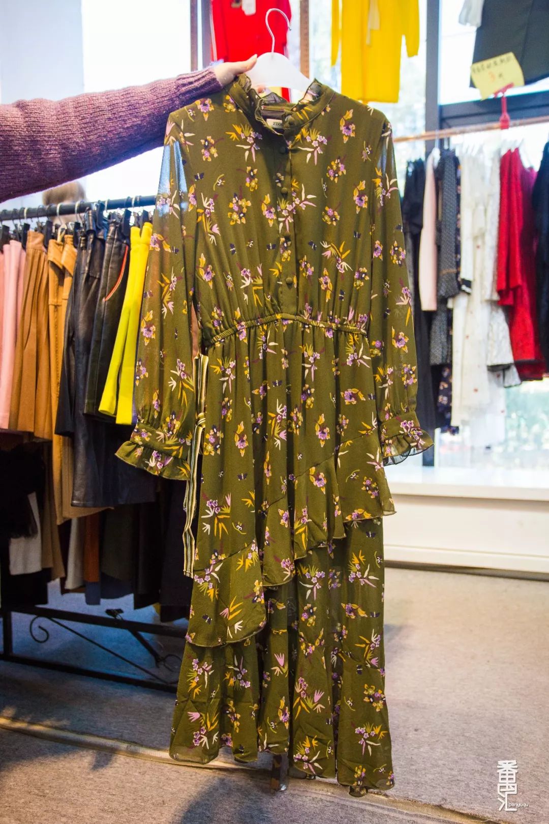 品牌羽绒服工厂99清仓,番禺南村羽绒服厂家清仓