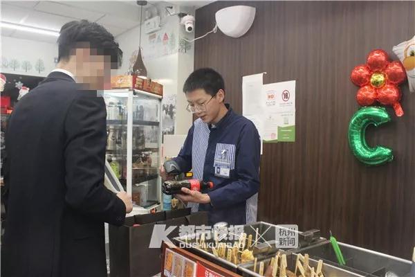 在便利店上班的年轻人,在便利店打工的女大学生