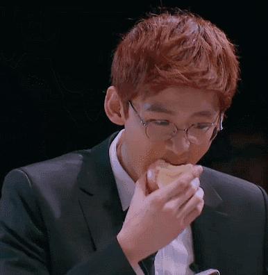 赵丽颖王一博录节目蓝色吊带上衣,赵丽颖王一博快本对视说话