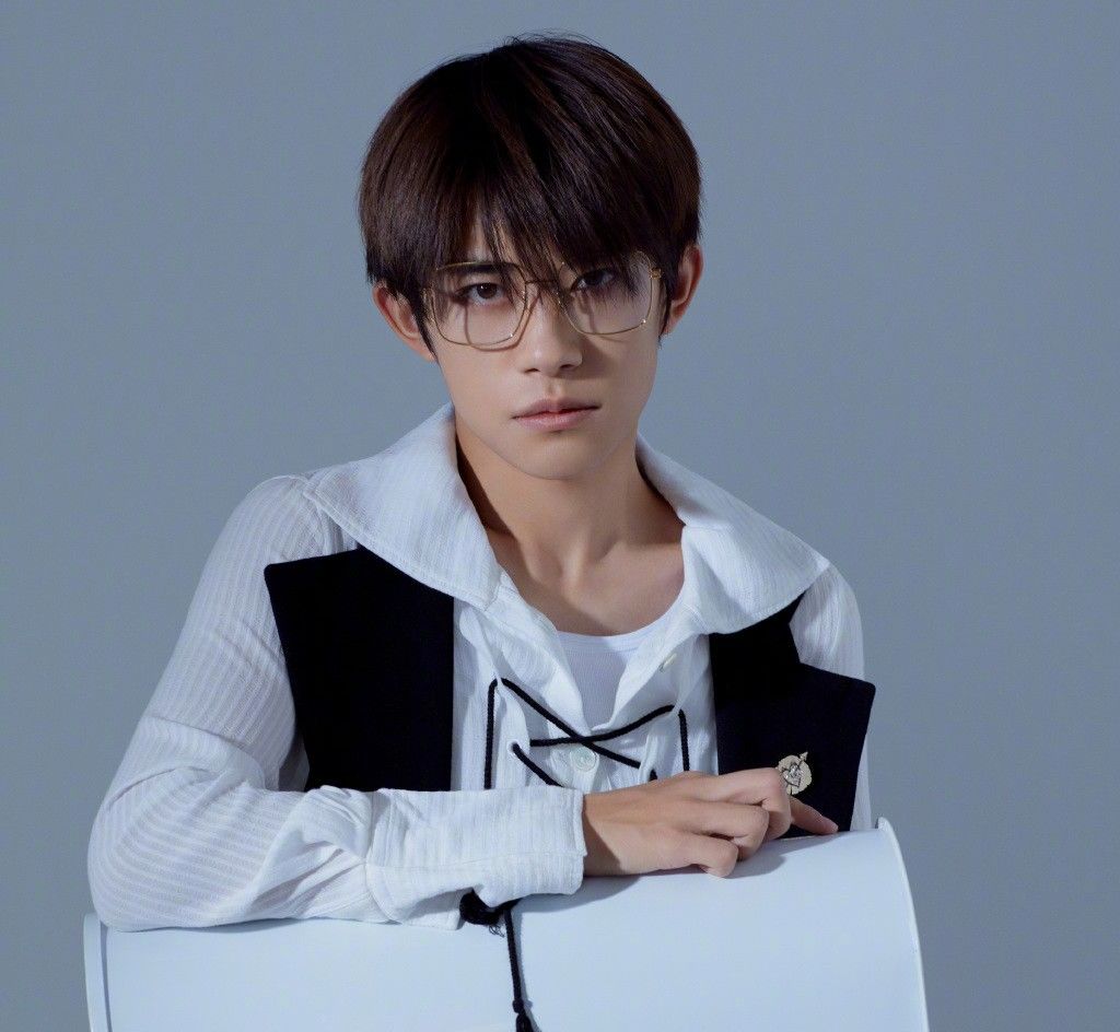 美人心计易烊千玺,易烊千玺阿玛尼晚宴喝香槟