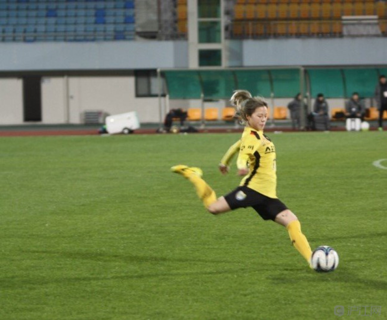 足球女神周秀珍撞脸秀智？她究竟是谁？