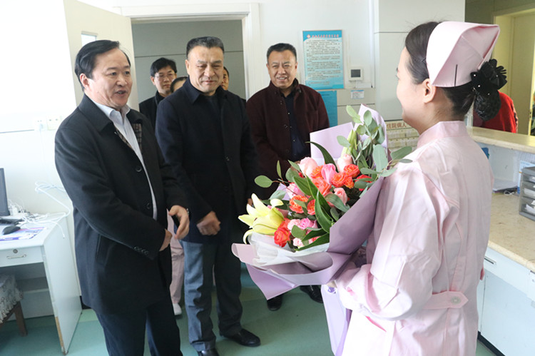 女护士跪地救人完整版,女医生杭州火车站跪地救人