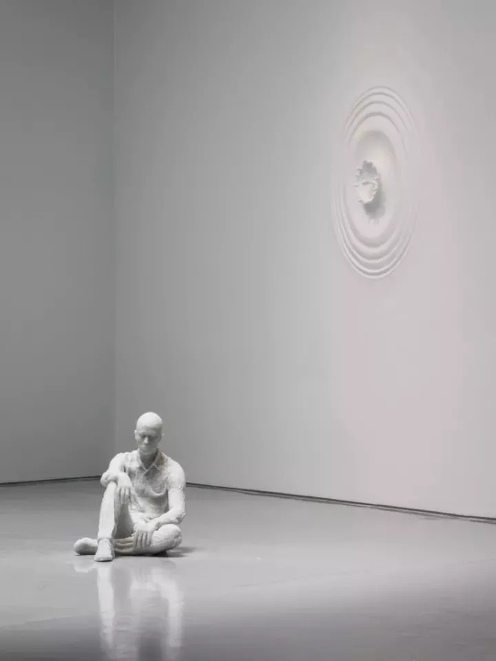 看他的“时间废墟”，世界观崩塌