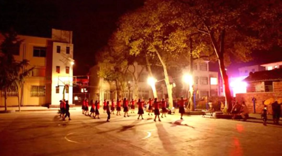 老汉破口大骂完整版,怒怼广场舞大妈解气时刻