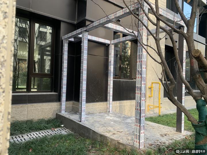 杭州龙湖天钜洋房业主快哭了：花600万买的新房，小区里却出现一个个“大笼子”