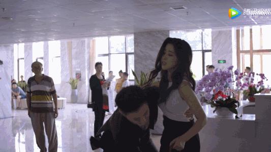 连续8年蝉联全球最美100人,35岁性感*物尤**凭美胸翻红,网友:我就是馋她身子