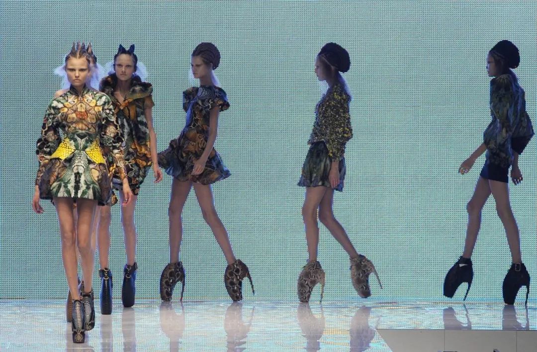 帮McQueen直播、给英女王拍照、被RafSimons致敬——这间工作室真传奇