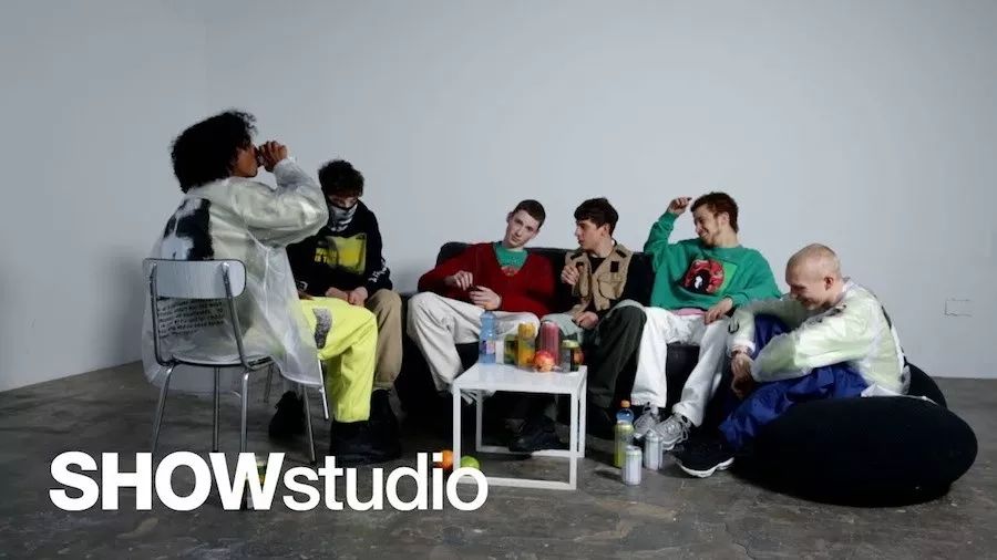 帮McQueen直播、给英女王拍照、被RafSimons致敬——这间工作室真传奇