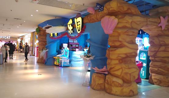 4岁娃游乐场摔破眼皮缝14针游乐场：监护人有责任