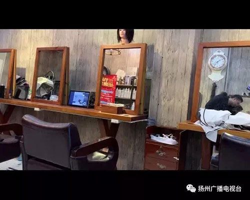 理发店漂发把头皮烫伤商家不认账,女子去理发店做头发被烫伤了