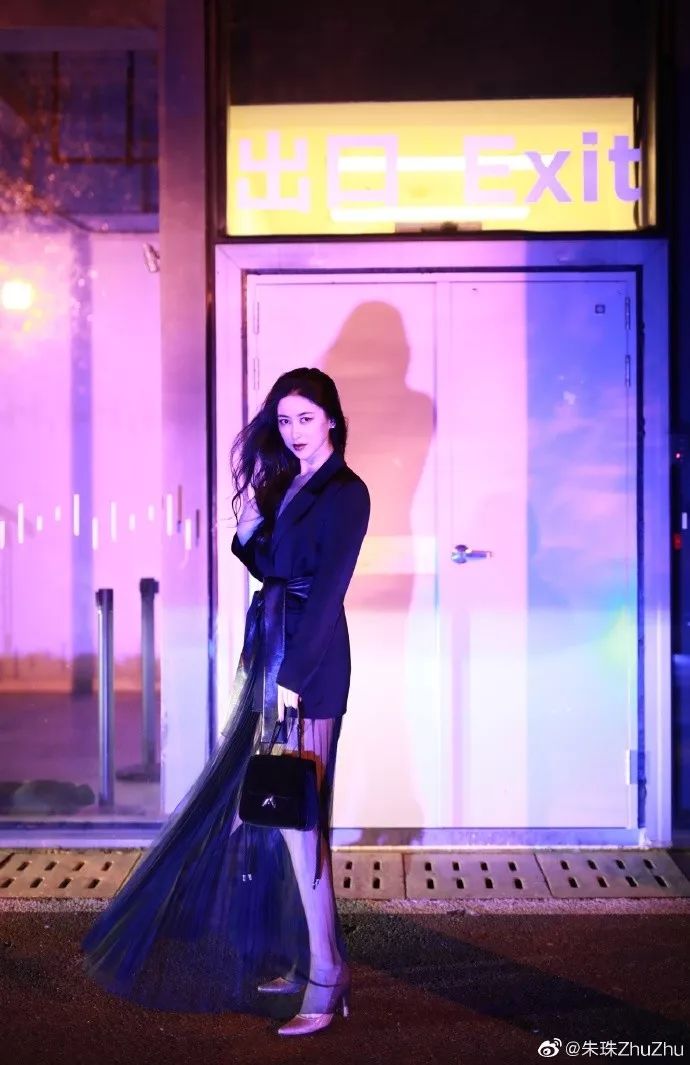 连续8年蝉联全球最美100人,35岁性感*物尤**凭美胸翻红,网友:我就是馋她身子