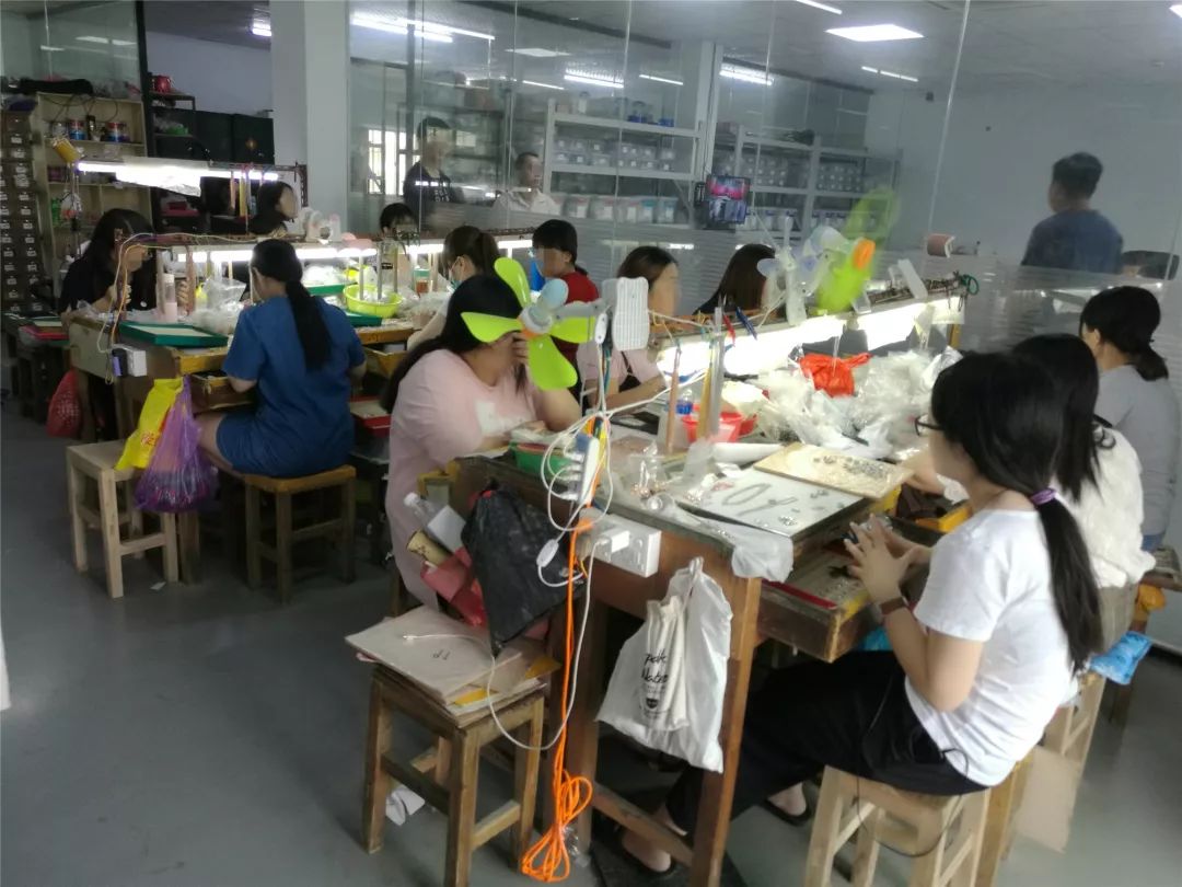 执法人员揭露珠宝店,执法人员现场查处商家谎话连篇