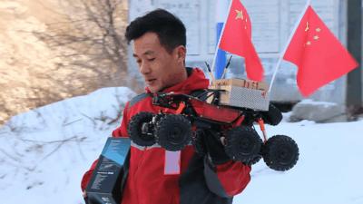 冰天雪地送快递最怕遇上道路结冰,道路结冰外卖小哥拖箱送餐