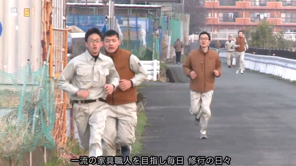 8年不许用手机、不许谈恋爱，被他骂过的60个光头都成了日本大师