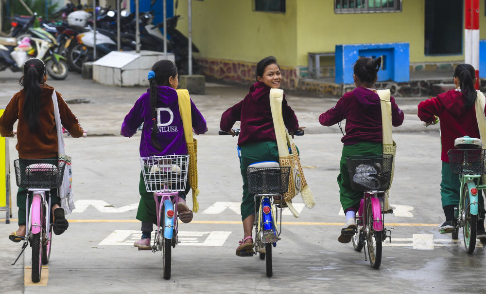 习*平近**同缅甸领导人驻足观看的这组照片太有故事