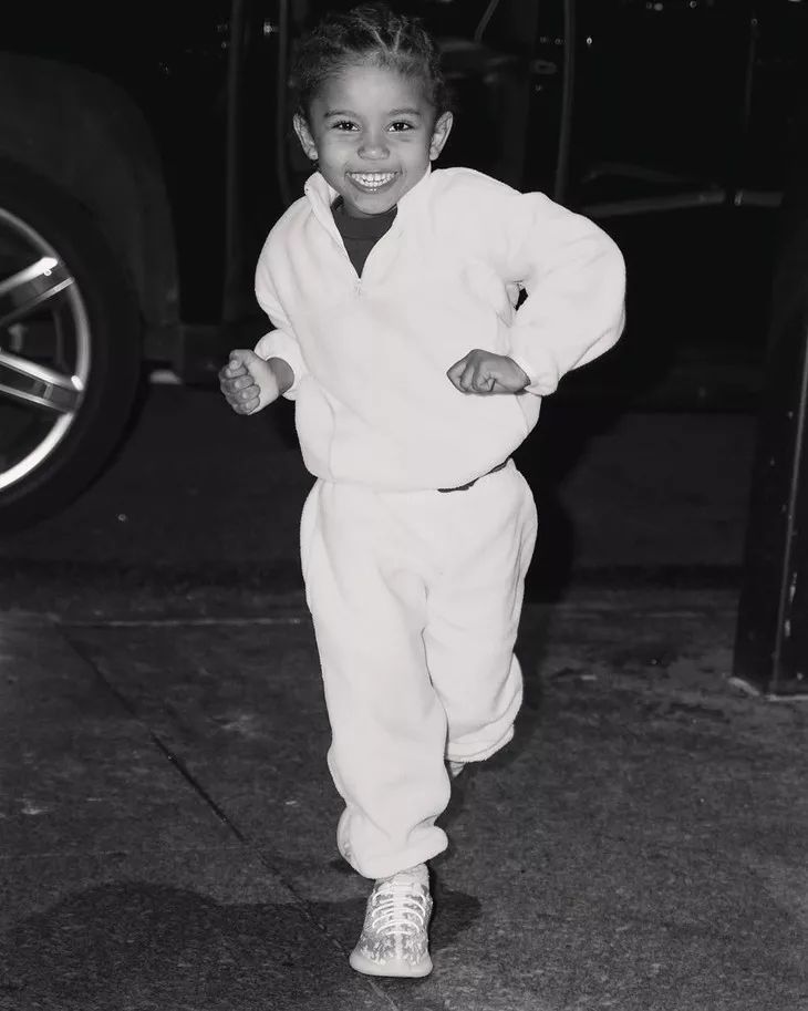 侃爷晒与卡戴珊合照想复合,侃爷卡戴珊时装发布会