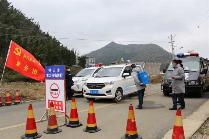 罗平县：钟山“疫”令响老区*党**旗扬