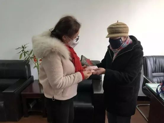 战疫的暖心事例视频,上海战疫感人瞬间