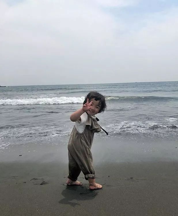 日本一年轻妈妈每天狂晒女儿“丑照”，看到第1张就笑炸了！是亲妈吗哈哈哈…