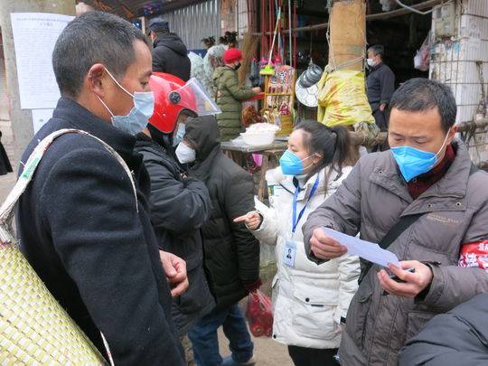 村民居家防疫,疫情防控村干部为村民代购米