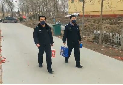 代购奶粉，让口罩，提供房车……看德州警民的有爱互动