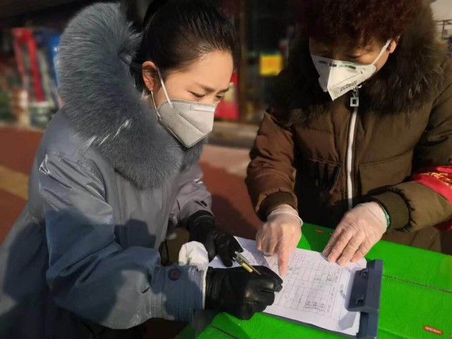 芝罘新桥东社区“网格帮办”直通车为居民群众代购蔬菜