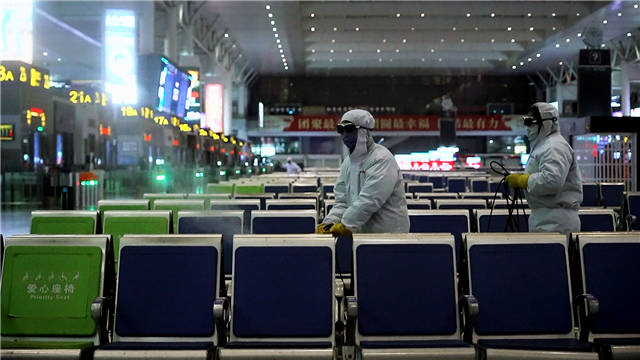 疫情期间扛着药瓶架坚持工作,青春战疫我在现场图片