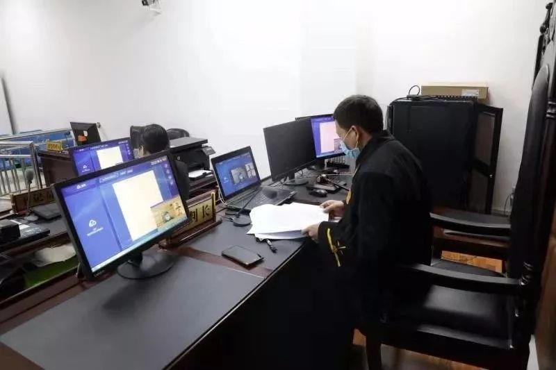 一天敲开216扇门，却只能在走廊与家人相望……丨法院战“疫”速览