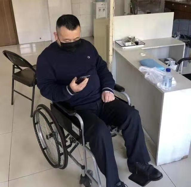 警察抽膝盖积液,膝盖有积液化脓怎么办