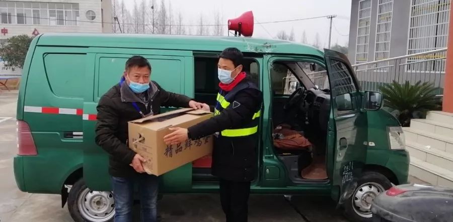 开冒牌的邮政车，干代购的正经活