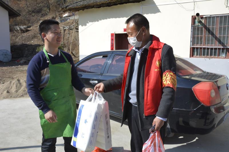 红马甲志愿者村里照片,红马甲服务社区志愿者